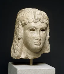 Kopf einer Königin mit schwerer Perücke, möglicherweise Kleopatra VII (69-30 v. Chr.)