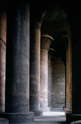 Hypostylhalle des Tempels von Chnum