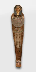 Mumie von Nesmin mit Pflanzenkranz, Mumienmaske und anderen Kartonageelementen, 200-30 v. Chr.