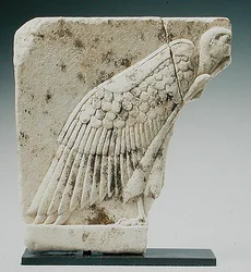 Relief, das einen Geier darstellt