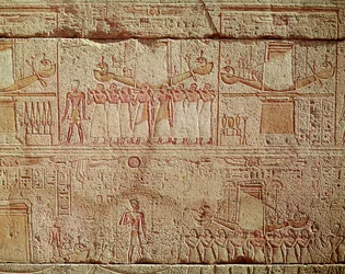 Relief, das heilige Boote zeigt, die von Priestern in Prozession getragen werden, aus dem Heiligtum von Philipp Arrhidaios (323-317 v. Chr.) Makedonische Dynastie