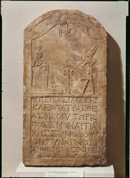Stele, gewidmet Isis, darstellend Kleopatra VII. (69-30 v. Chr.), die ein Opfer an Isis bringt, die ihren Sohn Horus stillt, 51 v. Chr.