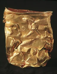 Becher, verziert mit geflügeltem Stier und Monstern mit Adlerköpfen, aus Marlik, Iran (Gold)