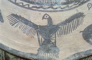Raubvogel mit ausgebreiteten Flügeln, von der Oberseite eines großen Gefäßes, Fasa-Keramik, ca. 2000 v. Chr. (Detail)