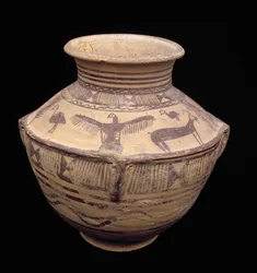Gefäß mit einem Raubvogel mit ausgebreiteten Flügeln und anderen Tieren, Fasa-Keramik, ca. 2000 v. Chr.