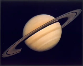 Saturn und seine Ringe, fotografiert von Voyager 1