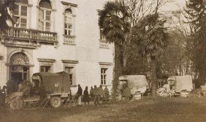 Album des Ersten Weltkriegs in Friaul-Julisch Venetien: Ankunft des Krankenwagens mit den Verwundeten in Villa Brazzà, Heimat von 17 des Kriegskrankenhauses in Soleschiano Manzano, 25/11/1915