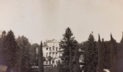 Album des Ersten Weltkriegs in Friaul-Julisch Venetien: Blick auf die Villa Brazzà, Heimat des 17. Kriegskrankenhauses in Soleschiano Manzano, Foto vom Kirchturm aufgenommen, 01-04/1916