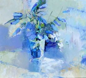 Gelassener blauer Blumenstrauß