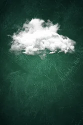 Einsame Wolke in tiefem Grün