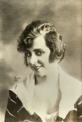 Porträt von Yvonne Printemps