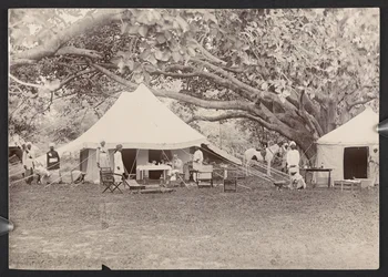J.J. Cotton in Topi und Zelt (s/w Foto)