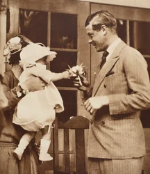 Ein Kind überreicht König Edward VIII. einen Blumenstrauß im Enham Village Centre, 1926