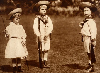 Der junge König Eduard VIII. drillt seine Geschwister, den Herzog von York und die Princess Royal, ca. 1899