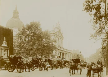 Eine belebte Straßenszene mit der Brompton Oratory