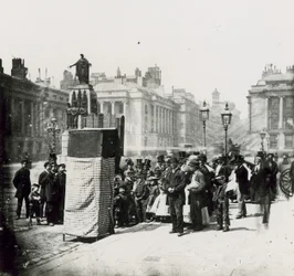 Eine Menschenmenge versammelt sich, um eine Puppenshow in London zu sehen