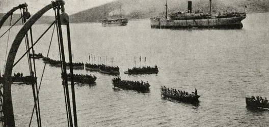 Eine Landungstruppe verlässt die Transportschiffe während der Gallipoli-Kampagne, aus 