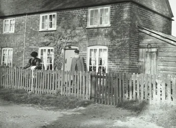 Eine ländliche Szene im Wandsworth-Gebiet mit einem älteren Paar im Garten eines cottageartigen Anwesens, London, 1895