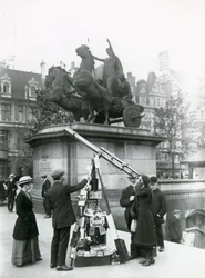 Ein Teleskop zum Betrachten von Big Ben am Embankment bei der Boadicea-Statue