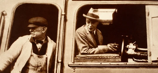 Ein Lokführer übergibt an König Edward VIII. in Kanada, 1920er Jahre
