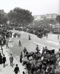 Warten auf das Königshaus