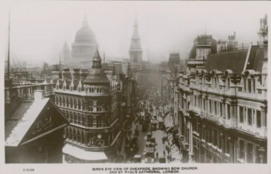 Vogelperspektive von Cheapside mit Bow Church und St. Pauls Kathedrale, London