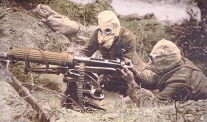 Britische Vickers-Maschinengewehrbesatzung an der Somme, mit Helmen als Schutz gegen deutsches Phosgengas