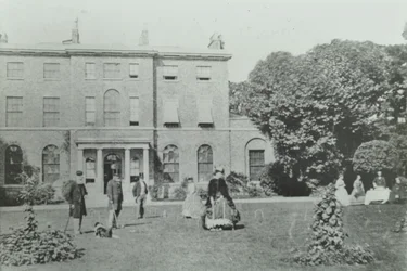 Broomwood House, Broomwood Road: Rückansicht, London, 1890