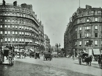 Charing Cross, Westminster LB: Northumberland Avenue von Trafalgar Square und Charing Cross, 1890