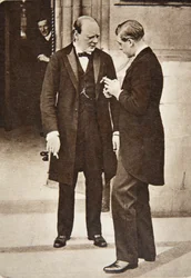 Plaudern nach einer Mittagsparty im House of Commons: Mr. Churchill und S.K.H. Der Prinz von Wales, 1919 (Photogravur)
