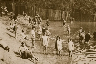 Kinder spielen im Hampstead-Teich