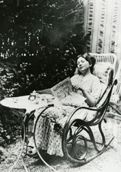 Christabel Pankhurst (1881-1969) liest eine Ausgabe von The Suffragette, ca. 1905-14