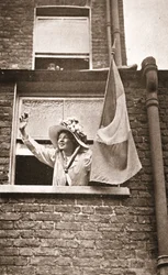 Christabel Pankhurst winkt den Hungerstreikenden von einem Haus mit Blick auf das Holloway-Gefängnis