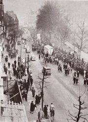 Menschenmengen warten auf Zugang zur Westminster Hall während der Aufbahrung von George V, 1936