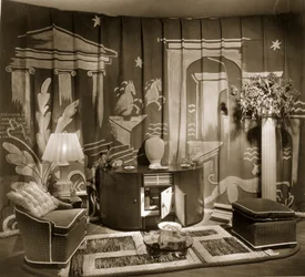 Dekorativer Messestand in der Dorland Hall mit hängendem Textil, 1940er Jahre