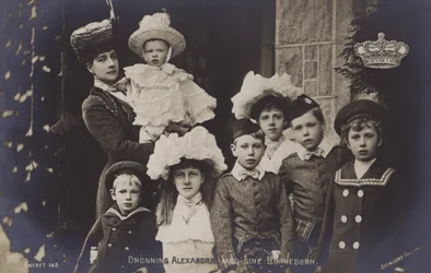 Königin Alexandra mit ihren Enkelkindern (s/w Foto)