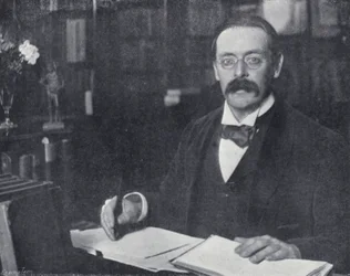 Edmund Gosse in seinem Arbeitszimmer (s/w Foto)