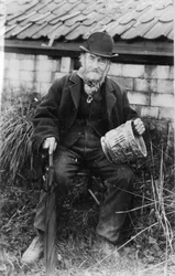 Edward Bingham hält eines seiner Castle Hedingham Ware Designs