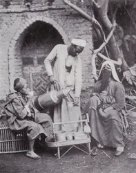 Ägypten: Türkischen Kaffee auf den Straßen von Kairo servieren (s/w Foto)