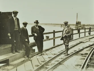 Gruppe von Männern im Becontree Estate