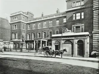Hansom-Kutsche vor dem Kriegsministerium Pall Mall, Willis Sammlung, 1890