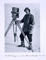 Herbert Ponting (1870-1935) mit einer Filmkamera auf der Terra Nova Expedition (1910-13) zum Südpol unter der Leitung von Captain Scott, 1910-12