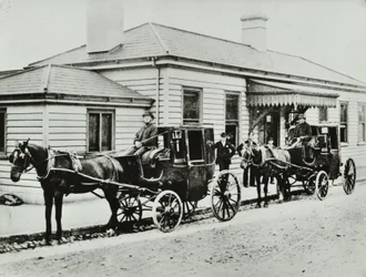 Pferdekutschen am Westbourne Park Station, 1885