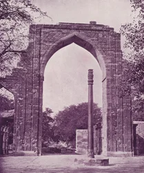 Eiserne Säule und Großer Bogen, Delhi