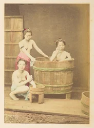 Japanische badende Mädchen, Studio-Tableau mit drei halbnackten jungen Japanerinnen, die in und um einen runden hölzernen Badezuber posieren, Fotograf: unbekannt, Lucas Collection: Fotografische Dokumentation der Weltreise von Charles James und Morton P.