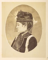 Japanische Frau in europäischer Kleidung, Ovales Bild; Kopf-und-Schultern-Profilporträt einer jungen japanischen Frau in europäischer Kleidung, mit Hut und Schleier, Fotograf: Unbekannt, Lucas Sammlung: Fotografischer Bericht der Weltreise von Charles Jame