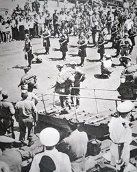 Kilted Piper spielen an Land vom 1. Bataillon Argyll und Sutherland Highlanders von der HMS Ceylon in Pusan, 29. August 1950