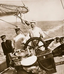König George am Steuer seiner Yacht Britannia, 1920er-30er Jahre