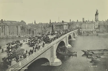 London Bridge: Pferdeomnibusse und Karren sowie Fußgänger überqueren die Brücke, 1895
