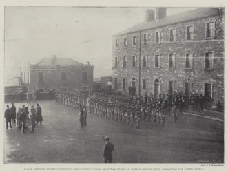 Generalmajor Gosset inspiziert das Feldhospitalpersonal von Lord Iveagh in Dublin vor ihrer Abreise nach Südafrika